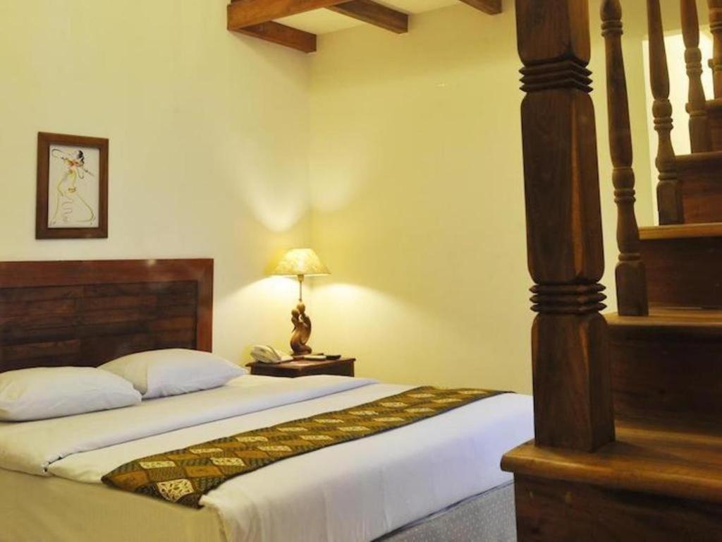 Bukit Daun Hotel And Resort Кедири Экстерьер фото