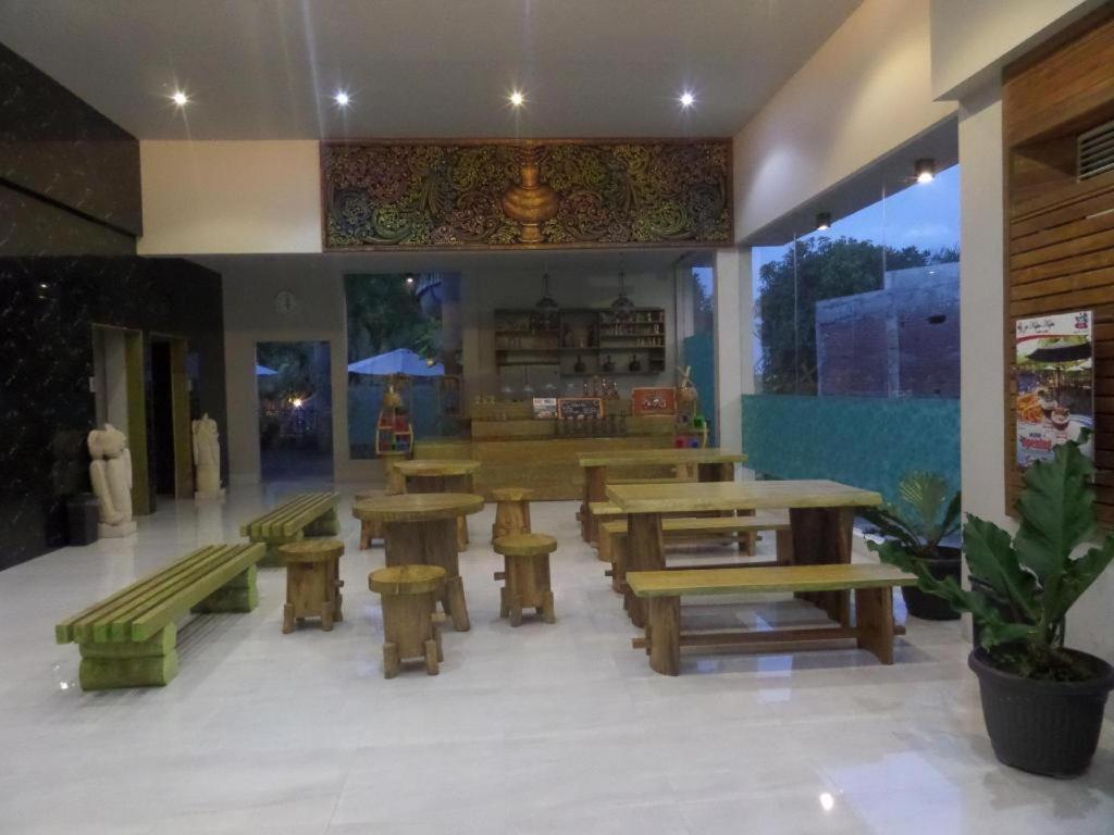 Bukit Daun Hotel And Resort Кедири Экстерьер фото