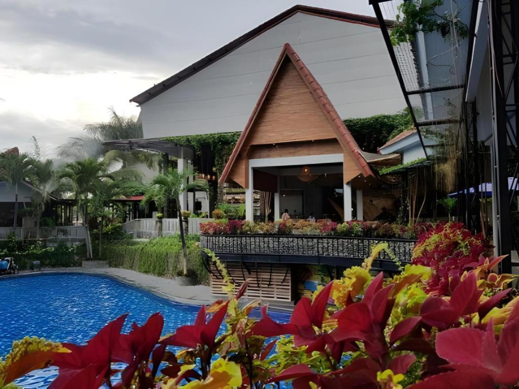 Bukit Daun Hotel And Resort Кедири Экстерьер фото