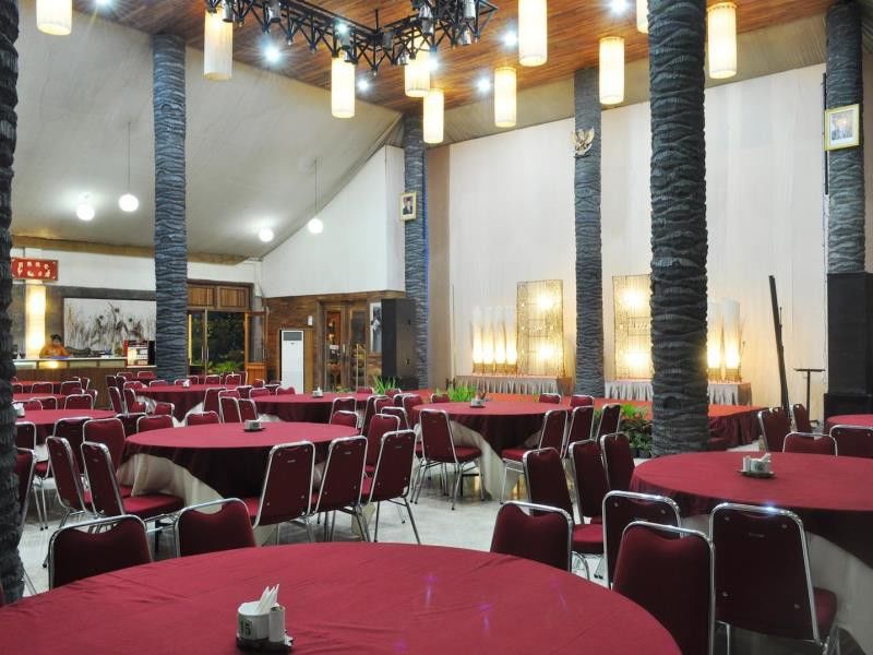Bukit Daun Hotel And Resort Кедири Экстерьер фото