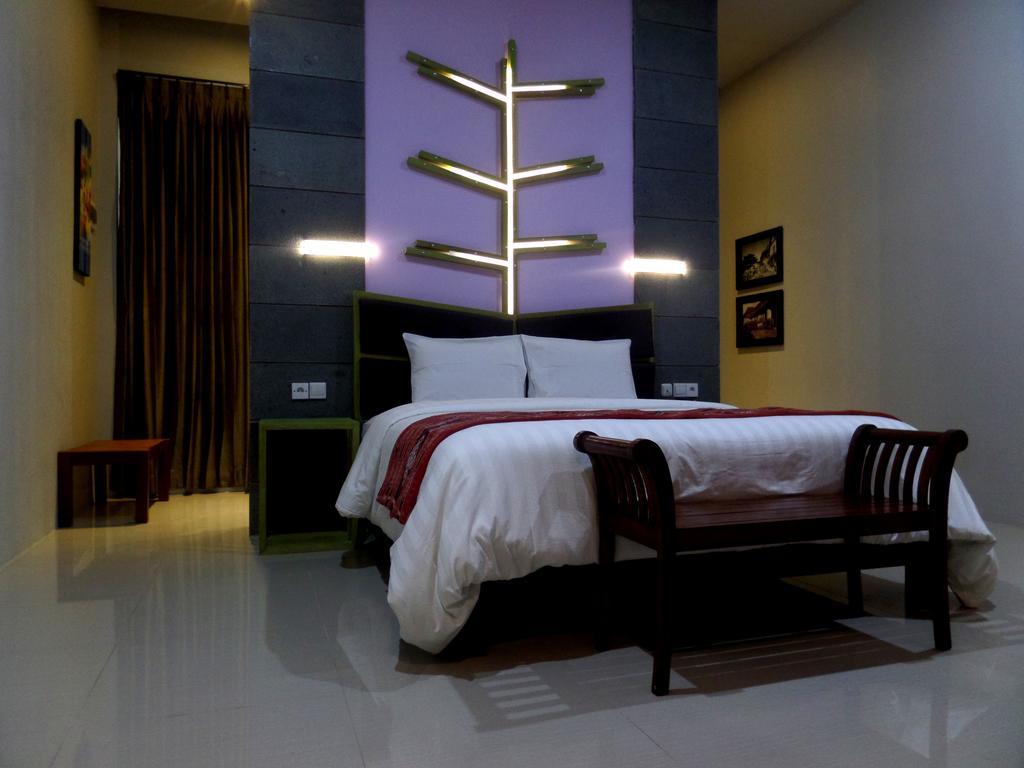 Bukit Daun Hotel And Resort Кедири Экстерьер фото