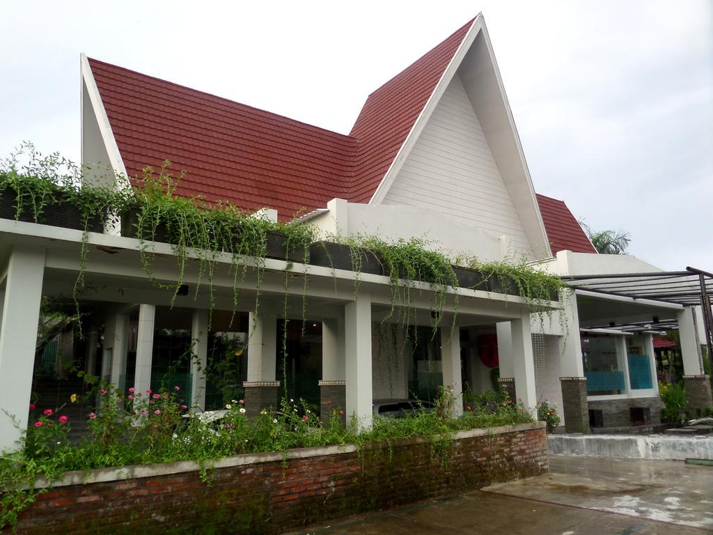 Bukit Daun Hotel And Resort Кедири Экстерьер фото