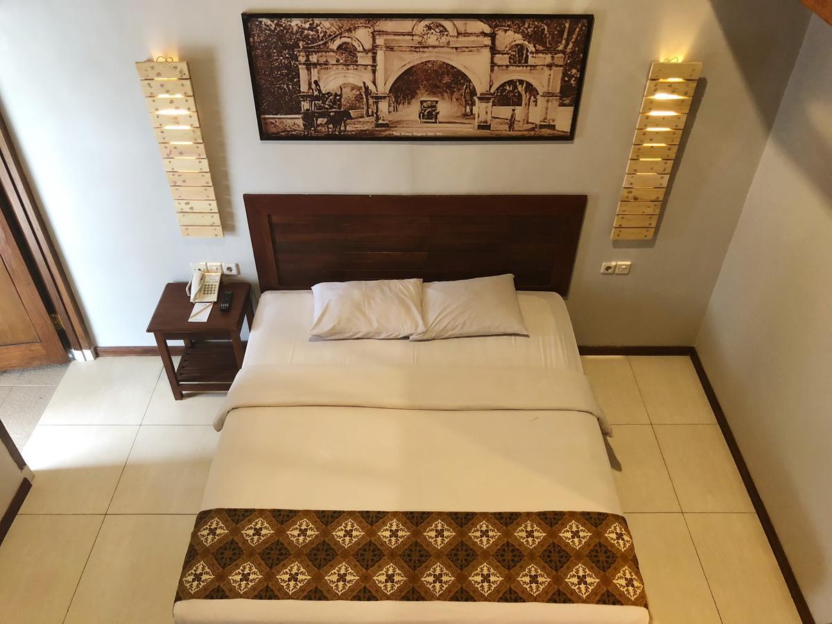 Bukit Daun Hotel And Resort Кедири Экстерьер фото