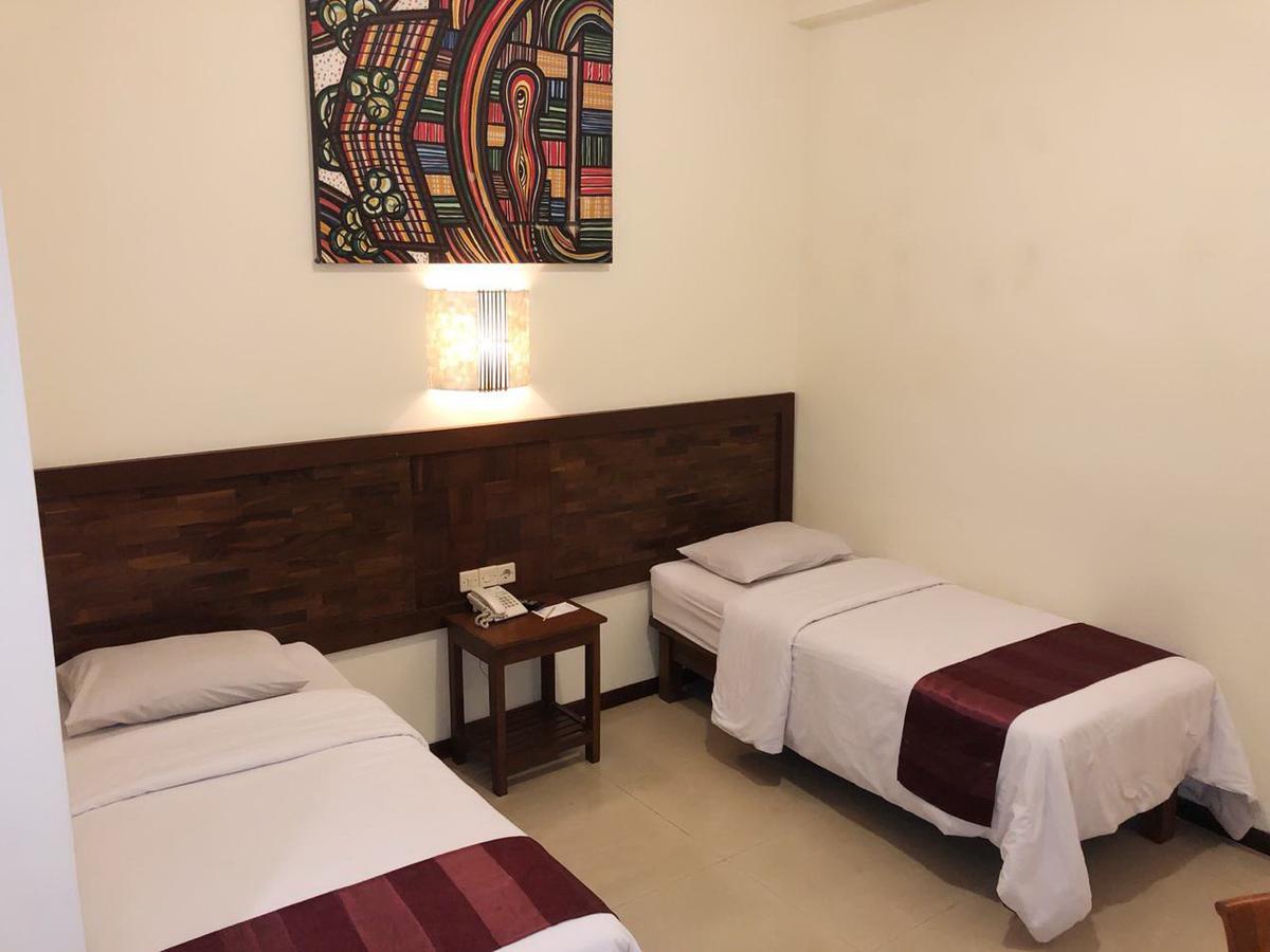 Bukit Daun Hotel And Resort Кедири Экстерьер фото