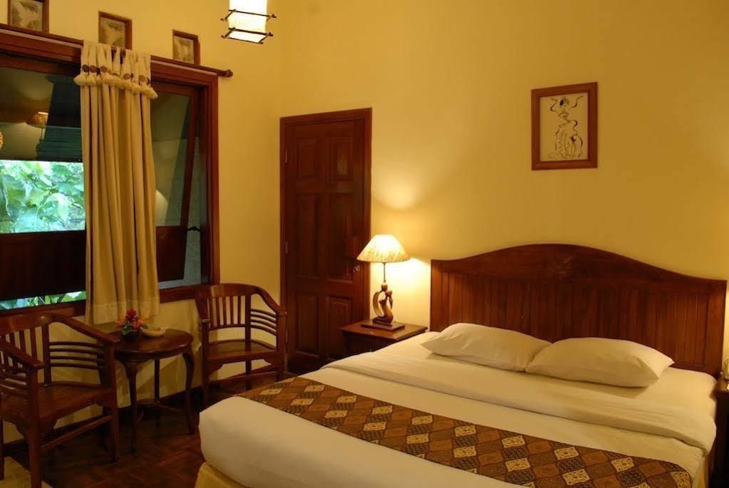 Bukit Daun Hotel And Resort Кедири Экстерьер фото