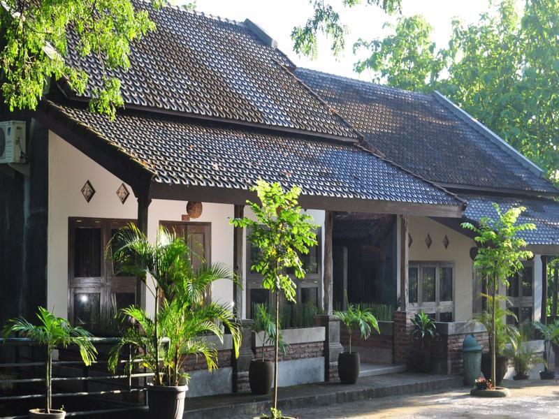 Bukit Daun Hotel And Resort Кедири Экстерьер фото